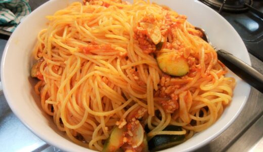 20220419　鶏ひき肉とズッキーニのトマトスパゲティ　～ ズッキーニと鶏肉で作る美味しいトマトパスタレシピ！！ ～