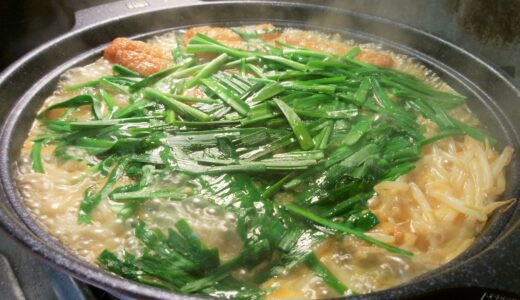 20221116　豚肉ともやしの味噌ニンニク鍋　～ 安い材料でパパっと作れる味噌ベースの鍋レシピ！！ ～